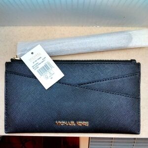 MICHAEL KORS WRISTLET, BRAND NEW, BLACK, EXCELLENT 🌷 Price to drop